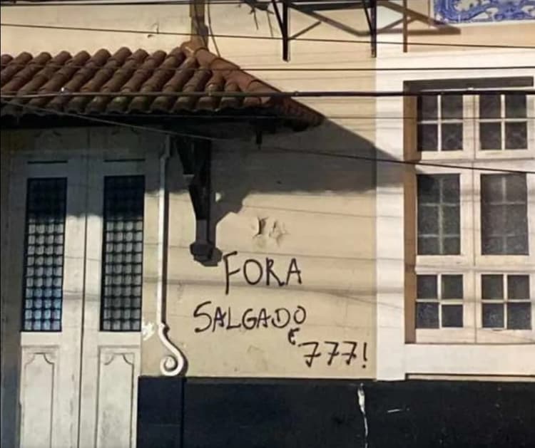 ‘Fora Barbieri’: torcedores do Vasco picham muro de São Januário após derrota