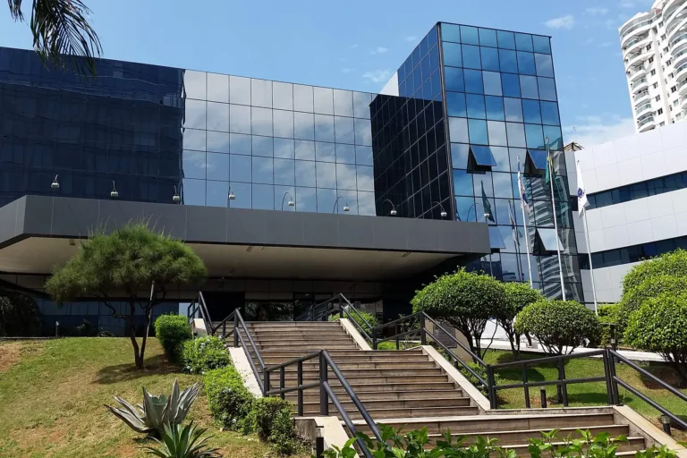 Juiz alega relação de amizade com uma das partes e deixa caso Apex