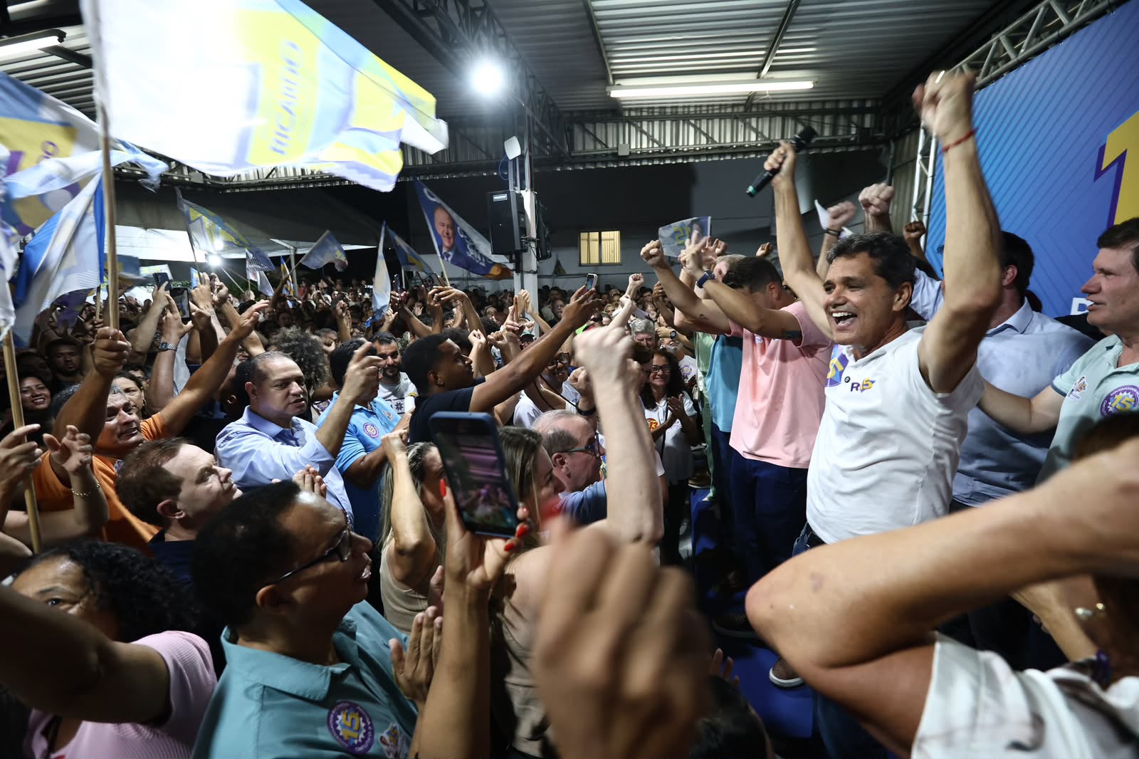 Energia em alta: Governador Ricardo reúne apoiadores e ato marca início da arrancada rumo à vitória no segundo turnoEncontro com lideranças e militância lota grande comitê central, alinha estratégias de rua e consolida a união da coligação para a etapa decisiva da eleição no Espírito Santo.