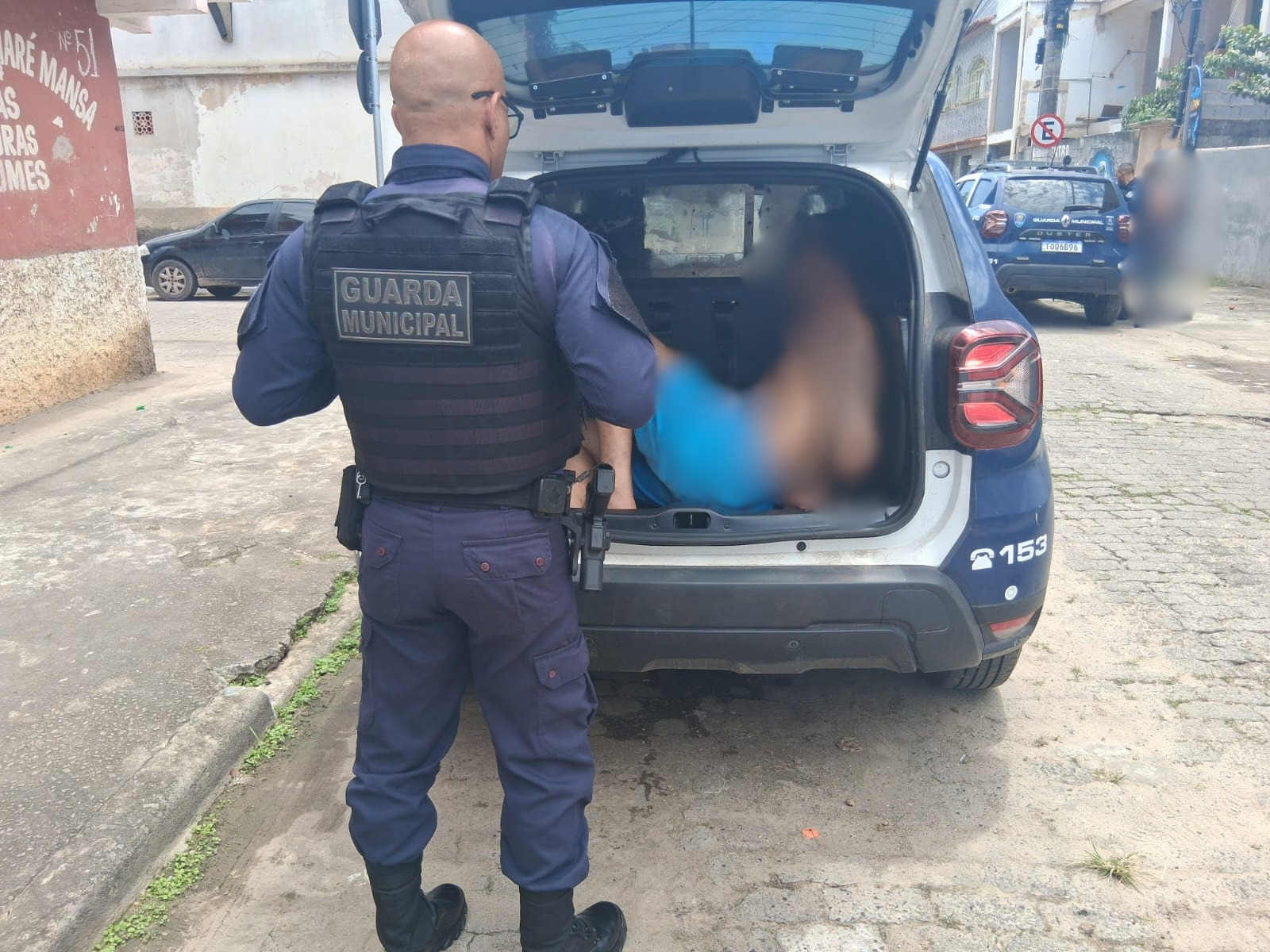 Homem é detido após ameaçar familiares e atear fogo em móveis