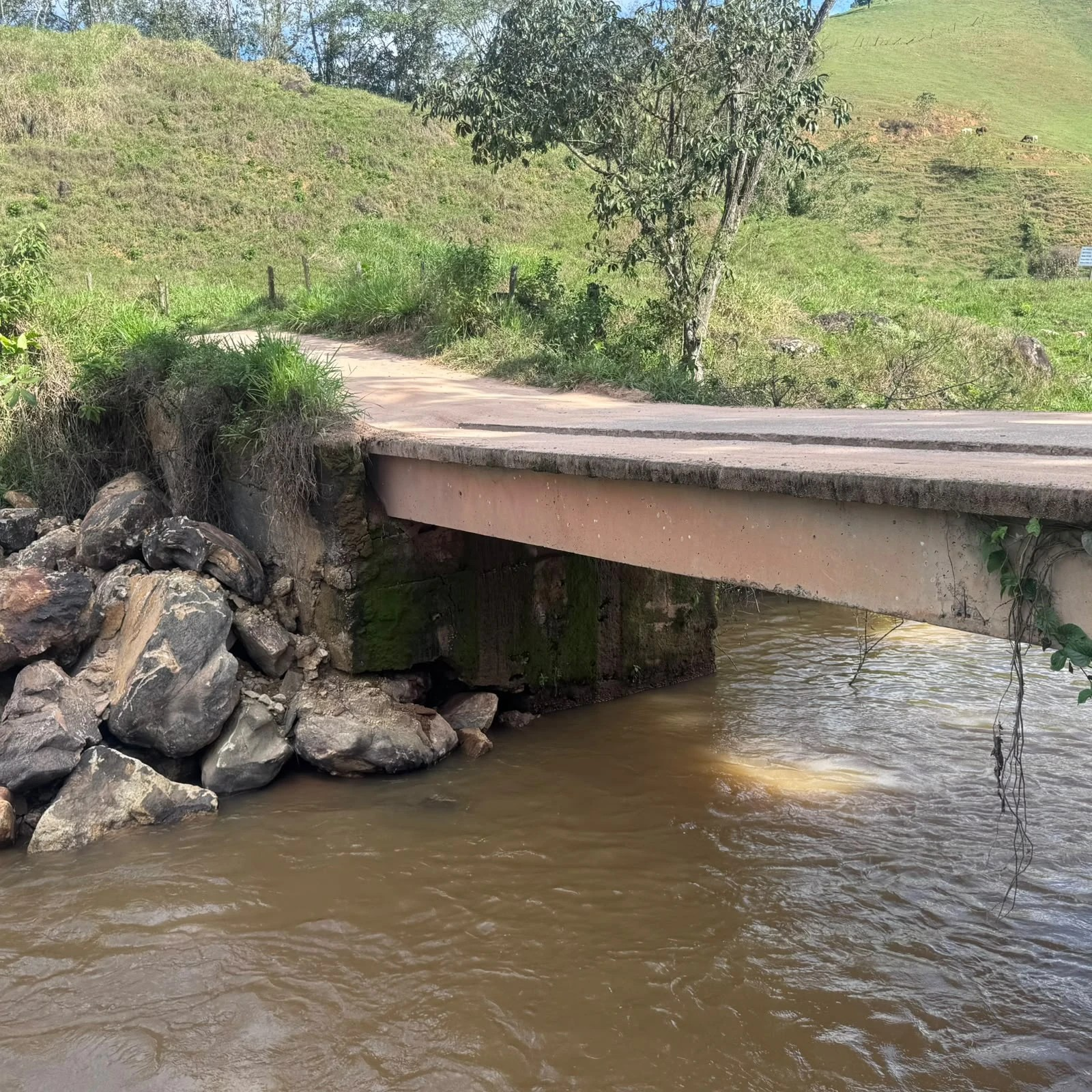 Prefeitura interdita tráfego de veículos pesados na ponte da comunidade de Duas Pontes