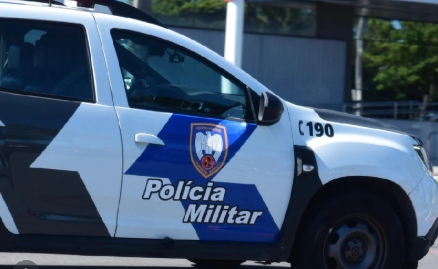 Dono encontra carro roubado e perseguição termina em tiros